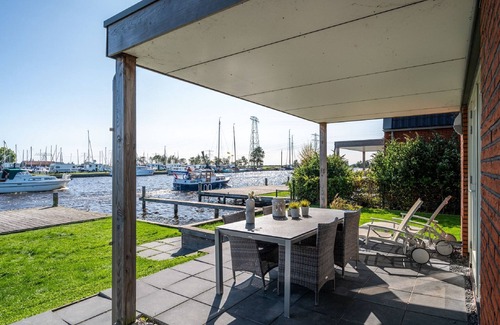 Akkrum Casa | Modern Holiday Home with a terrace by water