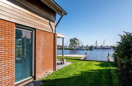 Akkrum Casa | Modern Holiday Home with a terrace by water