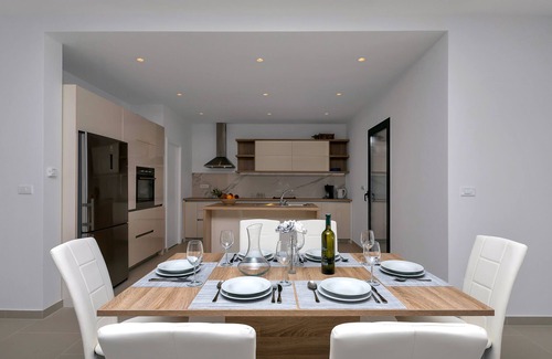 Bast Casa | Casa de vacaciones moderna con piscina climatizada, tres dormitorios, terraza, vista al mar