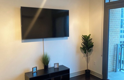 Glendale Apartamento | Modern Hollywood Hideaway - Steps from Walk of Fame!