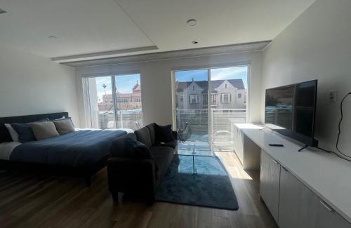Hollywood Apartamento | Modern Hollywood Walk of Fame Apts- Free Parking, 360 Rooftop, Pool, Gym- Centrally located