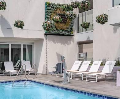Hollywood Apartamento | Modern Hollywood Walk of Fame Apts- Free Parking, 360 Rooftop, Pool, Gym- Centrally located