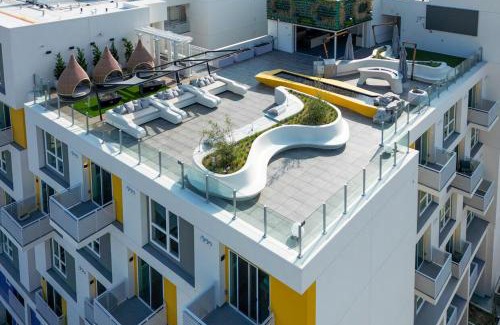 Hollywood Apartamento | Modern Hollywood Walk of Fame Apts- Free Parking, 360 Rooftop, Pool, Gym- Centrally located