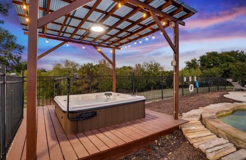 Denton Casa | Modern Home - 1 Acre Lot w Pool Patios Jacuzzi
