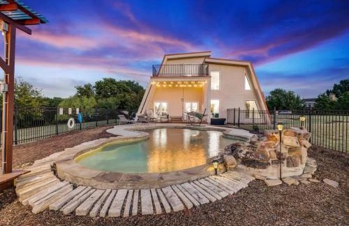 Denton Casa | Modern Home - 1 Acre Lot w Pool Patios Jacuzzi