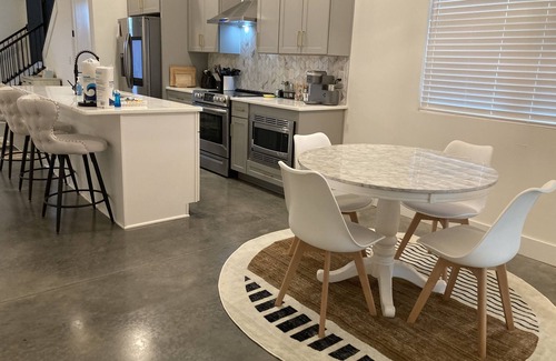 Hadley - Washington Casa | Modern home in a great location with fenced yard, patio, grill, AC, & W/D
