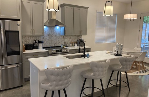 Hadley - Washington Casa | Modern home in a great location with fenced yard, patio, grill, AC, & W/D