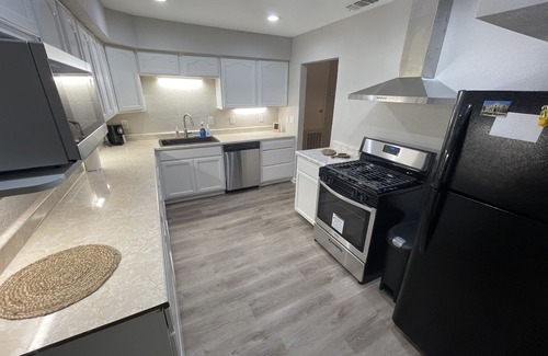 North San Antonio - SAT Casa | Modern Home in Central SA /10 min to Downtown! River Walk! The Alamo!