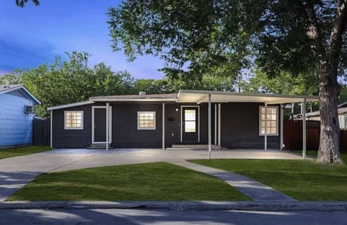North San Antonio - SAT Casa | Modern Home in Central SA /10 min to Downtown! River Walk! The Alamo!