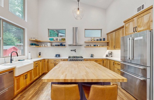 Westhaven-Moonstone Casa | Modern home in idyllic setting - pvt. yard w/gas grill - close to beach & hiking