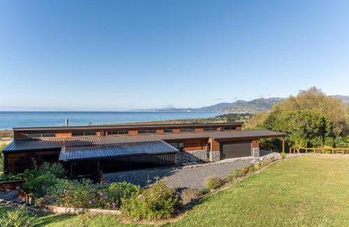 Kaikoura Casa | Modern Home in Peaceful Surround with Great Views