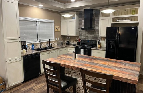 Wellborn Casa | Modern Home in Quiet Mobile Home Community convenient to Town/Campus - King Bed