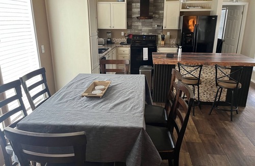 Wellborn Casa | Modern Home in Quiet Mobile Home Community convenient to Town/Campus - King Bed