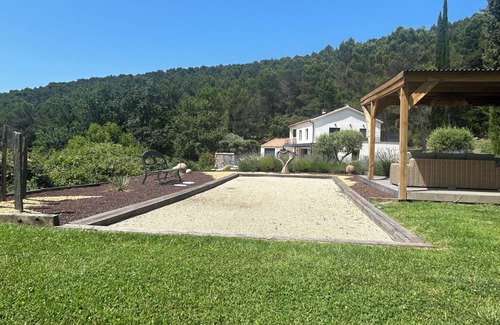 Vaison-la-Romaine Casa | Modern home located in valley surrounded by great vines