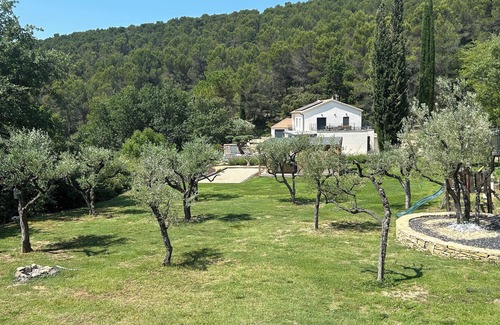 Vaison-la-Romaine Casa | Modern home located in valley surrounded by great vines