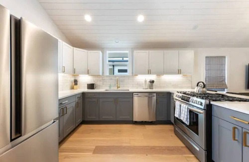 Holly Casa | Modern Home, Laundry, Parking!Ideal for Long Stays