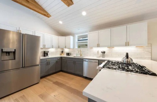 Holly Casa | Modern Home, Laundry, Parking!Ideal for Long Stays