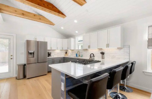 Holly Casa | Modern Home, Laundry, Parking!Ideal for Long Stays