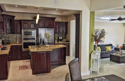 La Garita Casa | Modern home near airport. A/C . King & queen beds.
