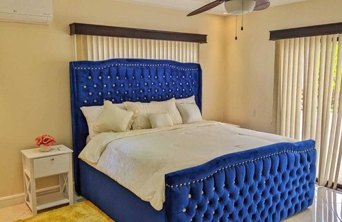 La Garita Casa | Modern home near airport. A/C . King & queen beds.