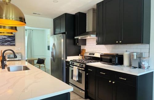 Savannah Casa | Modern Home Near Beach & City Dog Friendly