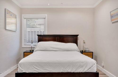 Claremont Casa | Modern home near colleges