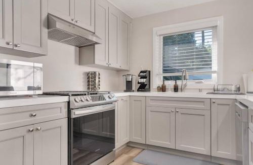 Claremont Casa | Modern home near colleges