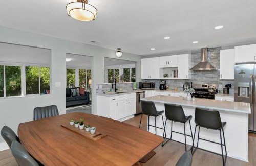 Columbia Casa | Modern Home Near Forest Drive