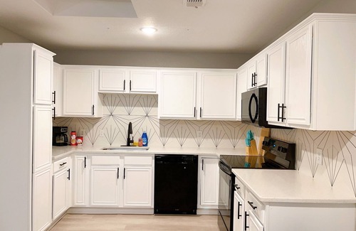 South Arlington Casa | Modern home, perfect for extended stay. Pets friendly