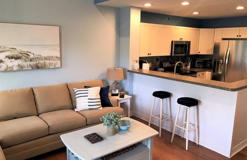 Bermuda Bay Casa | Modern home. Short stays. Amazing pool 🏊‍♀️ Centrally located to shopping & beach!