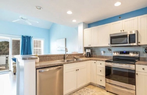 Bermuda Bay Casa | Modern home. Short stays. Amazing pool 🏊‍♀️ Centrally located to shopping & beach!