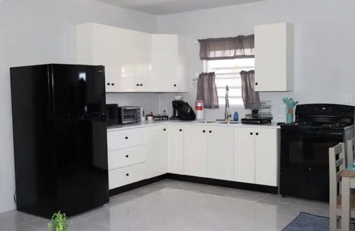 Pares Casa | Modern Home w/ AC Near Local Attractions & Beaches