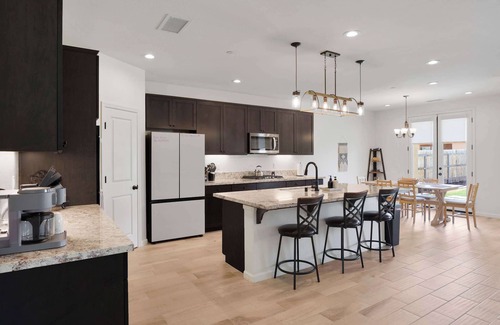 Hanford Casa | Modern Home w/Large Backyard, Office & EV Charger