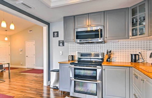South Natomas Casa | Casa moderna con piscina y oficina - ¡Cerca de DT Sacramento!