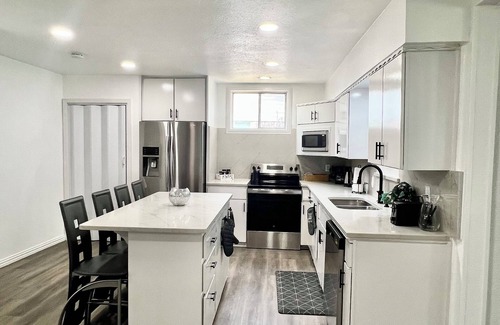 Euless Casa | Modern Home w/ Sunroom & BBQ