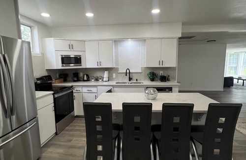 Euless Casa | Modern Home w/ Sunroom & BBQ