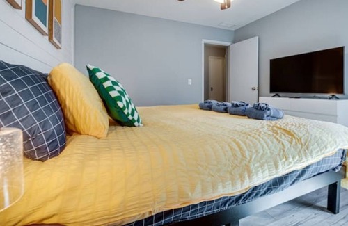Hinesville Apartamento | Modern Home w Vintage Arcade Games & Family Fun