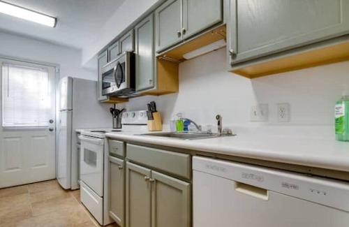 Hinesville Apartamento | Modern Home w Vintage Arcade Games & Family Fun