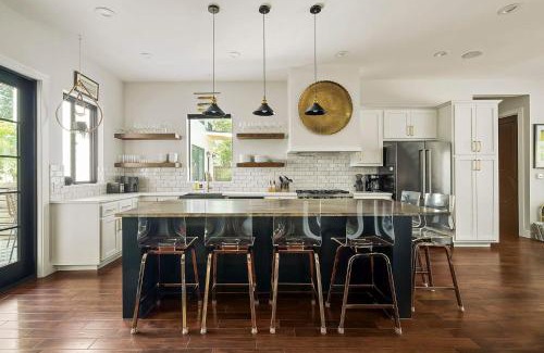Chestnut Casa | Modern Home with Casita - Balcony & Mins to DT ATX