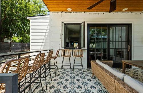 Chestnut Casa | Modern Home with Casita - Balcony & Mins to DT ATX