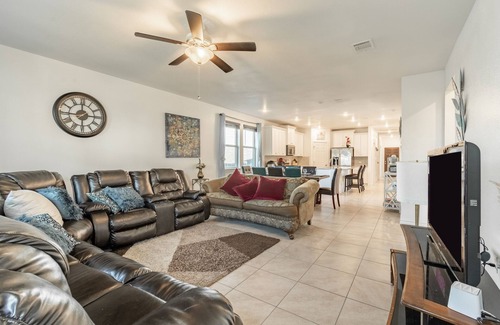 Manor Casa | Modern home with huge living area, great for family and group vacations