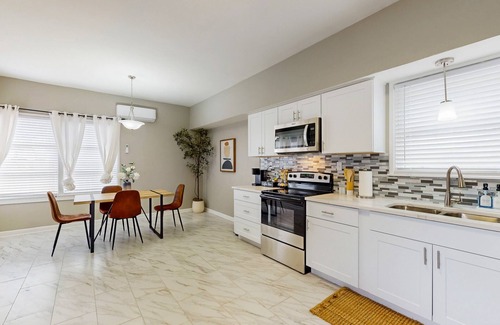 Del Mar Casa | Modern home with children's items, foosball & furnished deck - dog-friendly