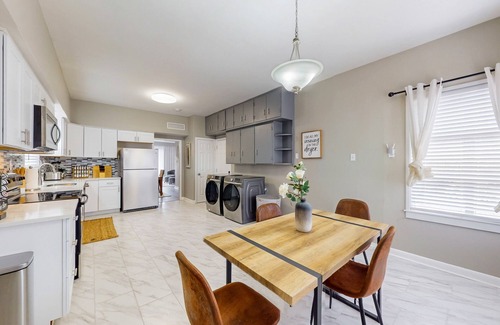 Del Mar Casa | Modern home with children's items, foosball & furnished deck - dog-friendly