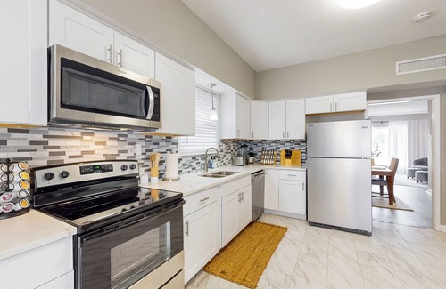 Del Mar Casa | Modern home with children's items, foosball & furnished deck - dog-friendly