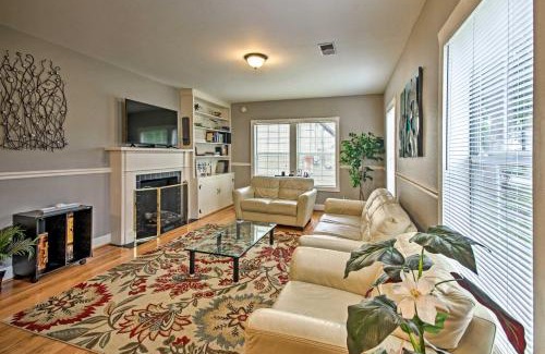 Riverside Terrace Casa | Modern Home with Yard Less Than 3 Miles to Houston Zoo!