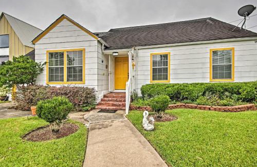 Riverside Terrace Casa | Modern Home with Yard Less Than 3 Miles to Houston Zoo!