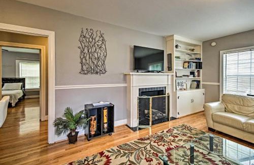 Riverside Terrace Casa | Modern Home with Yard Less Than 3 Miles to Houston Zoo!