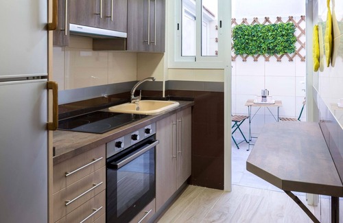 El Molinillo Apartamento | Espaciosa, moderna e independiente casa con hermoso patio en el centro de Má...