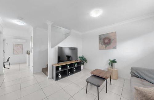 Mango Hill Casa | Modern Homely Townhouse with Pool Access & Free WIFI