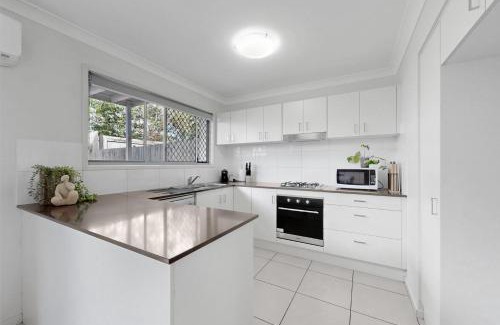 Mango Hill Casa | Modern Homely Townhouse with Pool Access & Free WIFI